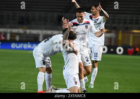 Gennaro Tutino von Cosenza Calcio feierte nach einem Tor während des Fußballspiels der Serie B BKT zwischen Calcio Como und Cosenza Calcio am 10. Mai 2024 im Giuseppe Senigallia Stadion in Como, Italien. Foto Tiziano Ballabio Credit: Tiziano Ballabio/Alamy Live News Stockfoto