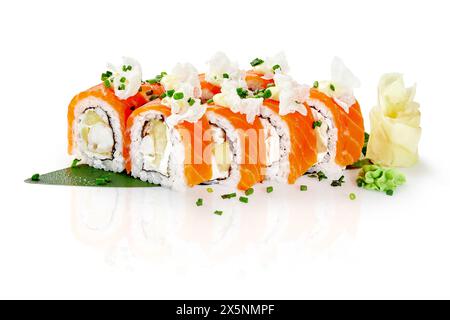Lachs-Sushi-Brötchen mit Tigergarnelen, Frischkäse und Avocado, garniert mit scharfer Sauce, knusprigen Reischips und gehackten Zwiebeln, serviert auf Bambusblatt Stockfoto