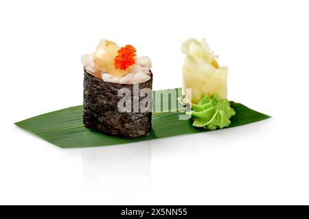 Japanisches Gunkan Maki Sushi, mit Meeresbarsch und Tobiko mit würziger Sauce, serviert auf Bambusblatt, begleitet von Wasabi und eingelegtem Ingwer Stockfoto