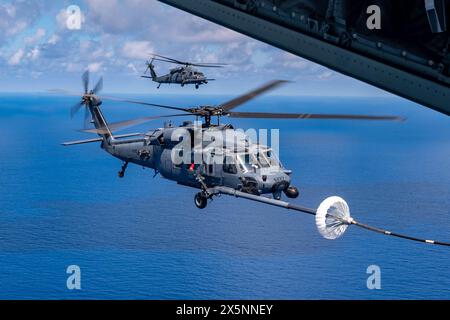 4. Mai 2024 - Florida, USA - ein HH-60G Pave Hawk Helikopter erhält Treibstoff von einem HC-130J Combat King II während eines zivilen medizinischen Lufttransports eines kritischen Patienten an Bord eines Kreuzfahrtschiffs mehr als 350 Meilen vor der Ostküste der USA, 4. Mai 2024. Die Mission, die von zwei HH-60, zwei HC-130Js und zwei Teams von Kampfrettungsoffizieren und pararescuemen durchgeführt wurde, benötigte drei Luft-Luft-Betankungen. Die mehr als 8-stündige Mission umfasste mehr als 1.200 Meilen hin- und Rückfahrt über das offene Meer. (Kreditbild: © Darius Sostre-Miroir/USA Air Force/ZUMA Press Wire) NUR REDAKTIONELLE VERWENDUNG! Nicht für Commerci Stockfoto