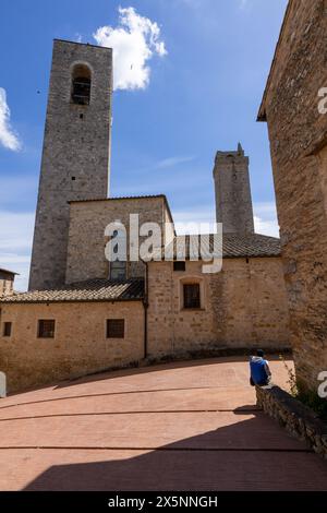 Ein wunderschöner Blick auf die Türme von San Gimignano in der Toskana, Italien. Aus dem historischen Stadtzentrum an einem sonnigen Tag mit hellblauem Himmel und Wolken. Stockfoto