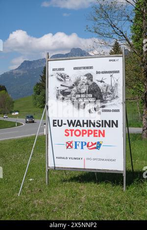 Wahlwerbung der österreichischen rechtsextremen Partei FPÖ für die Europawahl 2024. Das Wahlplakat wirbt für den Spitzenkandidaten der FPÖ Harald Vilimsky *** Wahlwerbung der rechtsextremen österreichischen FPÖ für die Europawahlen 2024. Das Wahlplakat wirbt für den Spitzenkandidaten der FPÖ Harald Vilimsky Tirol Österreich, Österreich GMS15657 Stockfoto