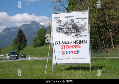 Wahlwerbung der österreichischen rechtsextremen Partei FPÖ für die Europawahl 2024. Das Wahlplakat wirbt für den Spitzenkandidaten der FPÖ Harald Vilimsky *** Wahlwerbung der rechtsextremen österreichischen FPÖ für die Europawahlen 2024. Das Wahlplakat wirbt für den Spitzenkandidaten der FPÖ Harald Vilimsky Tirol Österreich, Österreich GMS15660 Stockfoto