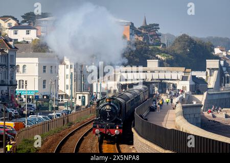 Die prächtige Dampflokomotive Clun Castle (GWR 4073, 7029) in Dawlish, Devon, auf dem Weg von Bristol nach Plymouth. Der Zug zielt darauf ab Stockfoto