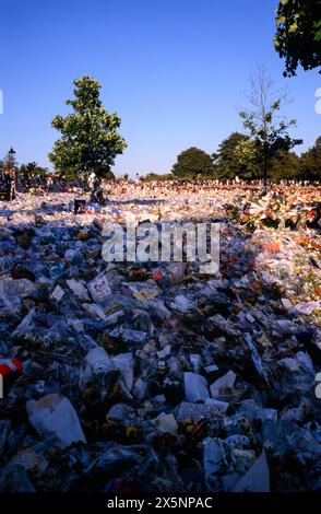 Blumen und Trauer vor dem Kensington Palace in den Tagen nach dem Tod von Prinzessin Diana, Kensington Palace, Kensington Gardens, London, Großbritannien. Ungefähres Datum: 3. September 1997 Stockfoto