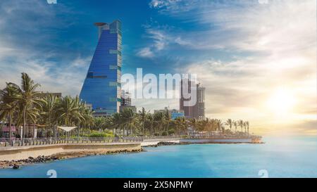 Blick auf die Wolkenkratzer von Jeddah vom öffentlichen Strand. Stockfoto