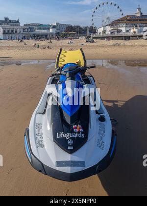 West Cliff Beach, Bournemouth, Großbritannien - 10. Mai 2024: RNLI Jetski parkt am Sandstrand. Stockfoto