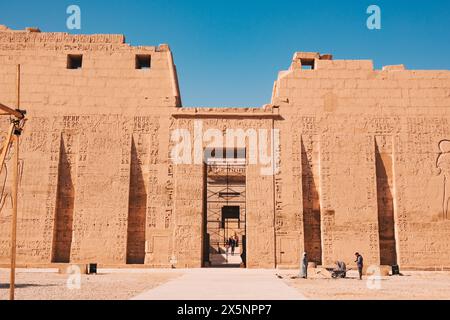 Eintritt in den Tempel von Ramesses III. In Medinet Habu, Luxor, Ägypten Stockfoto