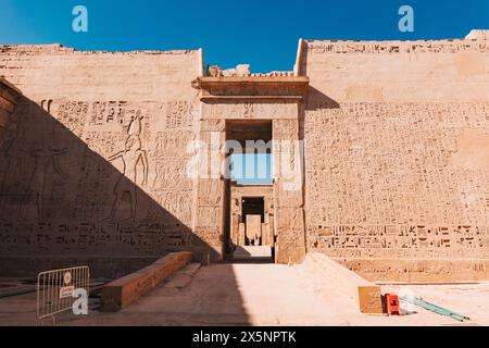 Eintritt in den Tempel von Ramesses III. In Medinet Habu, Luxor, Ägypten Stockfoto