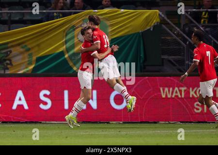 Den Haag, Niederlande. Mai 2024. DEN HAAG, NIEDERLANDE - 10. MAI: Wessel Kuhn von Jong PSV, Joel van den Berg von Jong PSV feiert, nachdem er am 10. Mai 2024 im Bingoal Stadion in den Haag das dritte Tor des Teams erzielt hat. (Foto von Hans van der Valk/Orange Pictures) Credit: Orange Pics BV/Alamy Live News Stockfoto