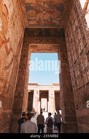 Eintritt in den Tempel von Ramesses III. In Medinet Habu, Luxor, Ägypten Stockfoto