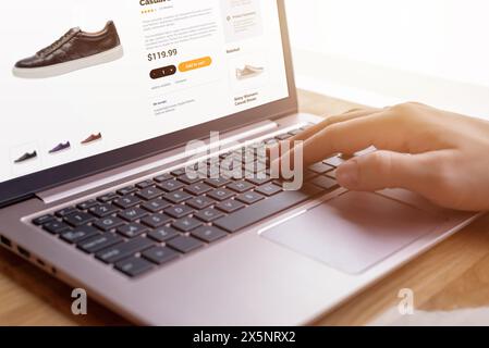 Praktische Tastatur für die Suche nach modernen Schuhen. Konzept der E-Commerce-Schnittstelle. Nahtloses digitales Einkaufserlebnis für Schuhliebhaber Stockfoto