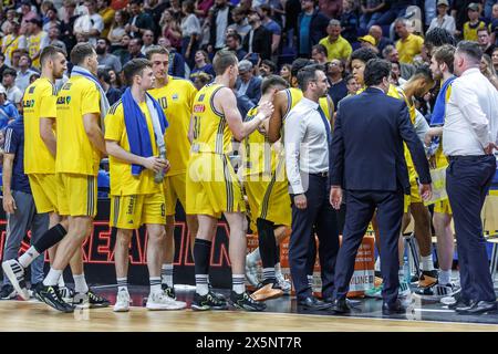 Berlin, Deutschland. Mai 2024. Basketball: Bundesliga, Alba Berlin - FC Bayern München, Hauptrunde, Spieltag 10, Uber Arena. Das Team von Alba Berlin freut sich über den Sieg. Darlegung: Andreas Gora/dpa/Alamy Live News Stockfoto