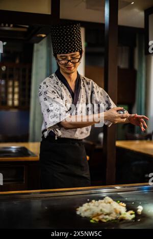 Berlin, Deutschland 05. 09. 2019. Der Teppanyaki-Koch kocht im Teppan in einem japanischen Steakhaus. Der japanische Koch zeigt eine Show mit Feuer und Flammen Stockfoto
