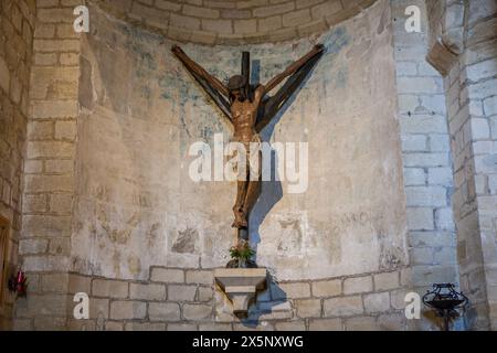 Gares, Spanien - 30. März 2024: Kirche Crucifijo, Puente La Reina, Navarra, Spanien. Christus Gekreuzigt Stockfoto