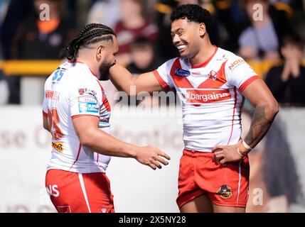 St. Helens' Waqa Blake (rechts) feiert den Sieg gegen Konrad Hurrell während des Spiels der Betfred Super League im Ming-A-hose Jungle in Castleford. Bilddatum: Freitag, 10. Mai 2024. Stockfoto