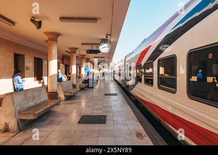 Ein Zug der ägyptischen Eisenbahn fährt in den Bahnhof Luxor Stockfoto