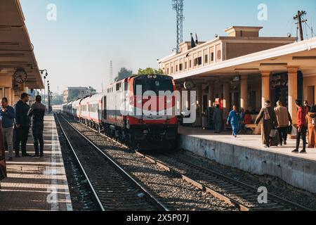 Ein Zug der ägyptischen Eisenbahn fährt in den Bahnhof Luxor Stockfoto