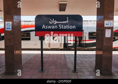 Ein zweisprachiges Bahnhofsschild in Englisch und Arabisch auf dem Bahnsteig in Assuan, einer Stadt in Südägypten Stockfoto