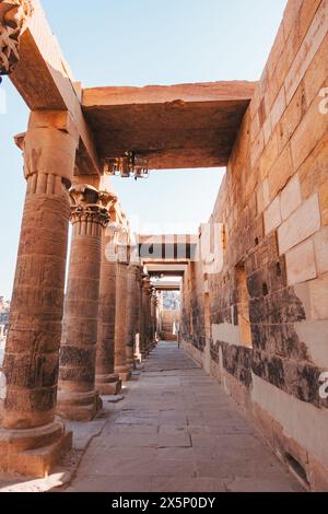 Antike Säulen und Pfad auf Philae Island, Ägypten Stockfoto