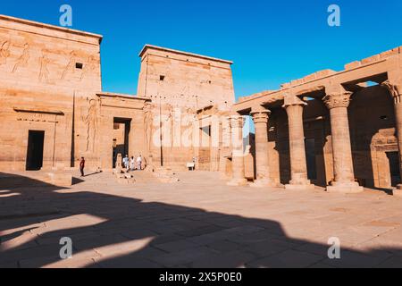 Touristen betreten den Haupttempel auf der Insel Philae, Assuan, Ägypten Stockfoto