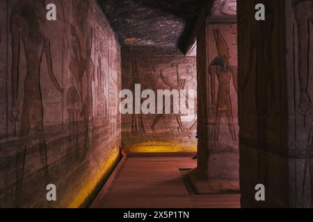 Antike Zeichnungen auf dem Felsen im Großen Tempel von Abu Simbel in Südägypten Stockfoto