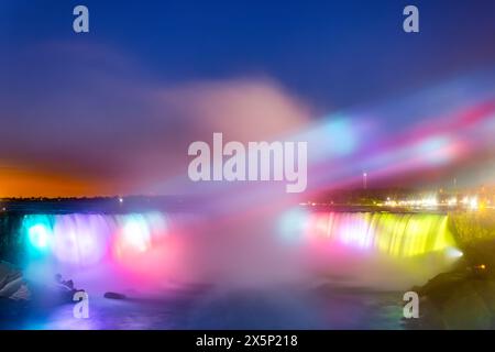 Niagara-Fälle in der Abenddämmerung Stockfoto