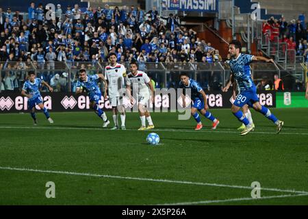 Simone Verdi von Calcio Como erzielte am 10. Mai 2024 im Giuseppe-Senigallia-Stadion in Como einen Elfmeterschieß während des BKT-Fußballspiels zwischen Calcio Como und Cosenza Calcio. Foto Tiziano Ballabio Credit: Tiziano Ballabio/Alamy Live News Stockfoto