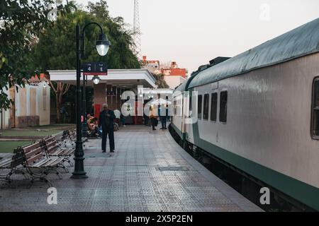 Der Watania Sleeping Train der ägyptischen Eisenbahn am Bahnhof Assuan, bereit für seine nächtliche Zugfahrt nach Kairo Stockfoto