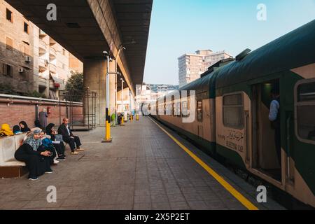 Der Watania Sleeping Train der Egyptian Railways erreicht den Bahnhof El Giza in Kairo Stockfoto