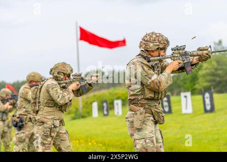 1. Mai 2024 – Oregon, USA – im Vordergrund feuern Sgt. Kevin Martin, mit Sgt. Trahern Fox dahinter, beide Scharfschützen des 1. Bataillons der Oregon National Guard, 186. Infanterieregiment, während der Winston P. Wilson Small Arms Championship im Camp Robinson in North Little Rock, ihre M4-Gewehre ab. Arc., am 1. Mai 2024. Der prestigeträchtige Wettkampf, der vom National Guard Marksmanship Training Center veranstaltet wurde, brachte die Oregonier durch realistische, hochbelastete Gewehrkurse, um ihre Schlachtfeldtödlichkeit zu erhöhen. (Kreditbild: © Chris Clyne/USA Army/ZUMA Press Wire) Stockfoto