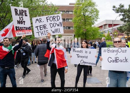 5. Mai 2024, Toronto, Ontario, Kanada: Pro-israelische iranische Aktivisten halten Plakate, die ihre Meinung während der Kundgebung gegen Hass zum Ausdruck bringen. Jüdische Studenten an den Universitätscampus in Nordamerika und Europa haben ihre Besorgnis über den Antisemitismus durch pro-palästinensische Studentengruppen zum Ausdruck gebracht. Diese Gruppen zeigen oft anti-israelische und antizionistische Gefühle durch Beschilderung und Rhetorik und setzen sich manchmal sogar für die Zerstörung des Staates Israel ein. Solche Aktionen tragen zu einem Umfeld bei, in dem jüdische Studenten sich gezielt und ausgegrenzt fühlen und ihre legitime Geschichte ignorieren Stockfoto