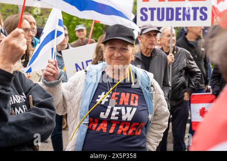 5. Mai 2024, Toronto, Ontario, Kanada: Frau, die ein Hemd trägt, geschrieben auf '#End Jew Hass'', nimmt an der Kundgebung gegen Hass Teil. Jüdische Studenten an den Universitätscampus in Nordamerika und Europa haben ihre Besorgnis über den Antisemitismus durch pro-palästinensische Studentengruppen zum Ausdruck gebracht. Diese Gruppen zeigen oft anti-israelische und antizionistische Gefühle durch Beschilderung und Rhetorik und setzen sich manchmal sogar für die Zerstörung des Staates Israel ein. Solche Aktionen tragen zu einem Umfeld bei, in dem jüdische Studenten sich gezielt und ausgegrenzt fühlen und ihre legitime historische Bindung ignorieren Stockfoto