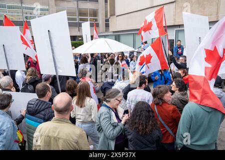 5. Mai 2024, Toronto, Ontario, Kanada: Jüdische Studenten, Unterstützer und U of T-Fakultät nehmen an der Kundgebung gegen Hass Teil. Jüdische Studenten an den Universitätscampus in Nordamerika und Europa haben ihre Besorgnis über den Antisemitismus durch pro-palästinensische Studentengruppen zum Ausdruck gebracht. Diese Gruppen zeigen oft anti-israelische und antizionistische Gefühle durch Beschilderung und Rhetorik und setzen sich manchmal sogar für die Zerstörung des Staates Israel ein. Solche Aktionen tragen zu einem Umfeld bei, in dem jüdische Studenten sich gezielt und ausgegrenzt fühlen, ohne ihre legitimen historischen Bindungen zu ignorieren Stockfoto