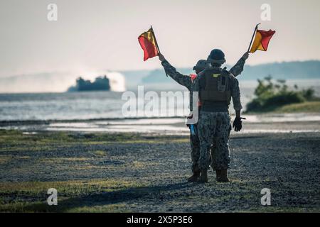 Quantico, Virginia, USA. Mai 2024. Seefahrer der US Navy winken ein Luftkissen herunter, während es sich einem Strand nähert, während der jährlichen Amphibienbewegungsübung in der Marine Corps Air Facility auf der Marine Corps Base Quantico, Virginia, 3. Mai 2024. Die LCAC ist ein Luftkissenboot, das von der Marine zum Transport von Waffensystemen, Ausrüstung, Fracht und Personal von Schiff zu Land und über den Strand eingesetzt wird. (Kreditbild: © Ethan Miller/U.S. Marines/ZUMA Press Wire) NUR FÜR REDAKTIONELLE ZWECKE! Nicht für kommerzielle ZWECKE! Stockfoto