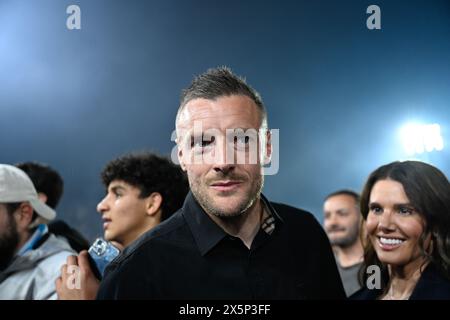 Jamie Vardy feiert die Promotion in Serie A mit Fans während des BKT-Fußballspiels der Serie B zwischen Calcio Como und Cosenza Calcio am 10. Mai 2024 im Giuseppe Senigallia Stadion in Como. Foto Tiziano Ballabio Credit: Tiziano Ballabio/Alamy Live News Stockfoto