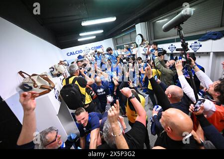 Das Team Calcio Como feiert die Promotion in Serie A mit Fans während des Fußballspiels der Serie B BKT zwischen Calcio Como und Cosenza Calcio am 10. Mai 2024 im Giuseppe Senigallia Stadion in Como, Italien. Foto Tiziano Ballabio Credit: Tiziano Ballabio/Alamy Live News Stockfoto