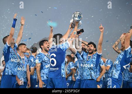 Como Calcio Spieler feiern mit Fans die Promotion in Serie A während des BKT-Fußballspiels der Serie B zwischen Calcio Como und Cosenza Calcio am 10. Mai 2024 im Giuseppe Senigallia Stadion in Como, Italien. Foto Tiziano Ballabio Credit: Tiziano Ballabio/Alamy Live News Stockfoto