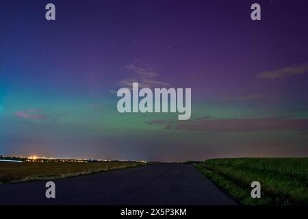 Nupaky, Tschechische republik - 10. Mai 2024 - Aurora Borealis oberhalb von Ricany Stockfoto