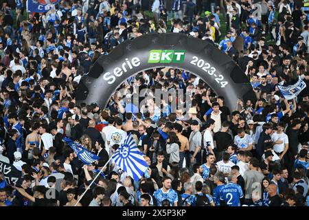 Die Fans von Calcio Como feiern den Sieg mit Spielern nach der Beförderung Serie A am 10. Mai 2024 im Giuseppe Senigallia Stadion in Como, Italien. Foto Tiziano Ballabio Credit: Tiziano Ballabio/Alamy Live News Stockfoto