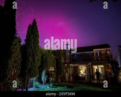 Nupaky, Tschechische republik - 10. Mai 2024 - Aurora Borealis oberhalb von Ricany Stockfoto