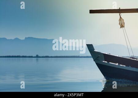Bug eines Bootes, das auf dem Albufera-See in Valencia segelt, mit einem traditionellen Creel (in der Gegend Mornell genannt) Stockfoto
