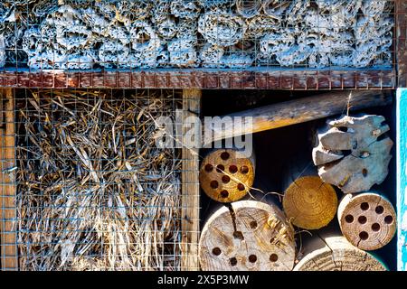 Insektenhaus aus natürlichen Materialien wie Holz, Schilf oder Stroh Stockfoto