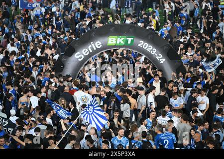 Como, Italien. Mai 2024. Die Fans von Calcio Como feiern den Sieg mit Spielern nach der Beförderung Serie A am 10. Mai 2024 im Giuseppe Senigallia Stadion in Como, Italien. Foto Tiziano Ballabio Credit: Unabhängige Fotoagentur/Alamy Live News Stockfoto