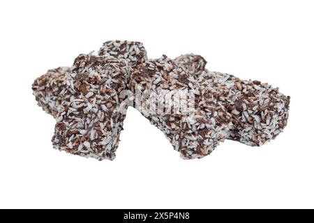 Schwarze Schokoladenkekse mit Nüssen isoliert auf weißem Hintergrund Stockfoto