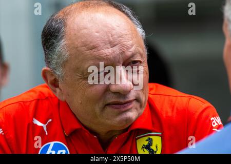 Scuderia Ferrari mit Sonderlackierung für Miami GP 2024 - 70. Jahrestag von Ferrari America Frederic Vasseur (FRA) - Ferrari F1 Team Princip Stockfoto