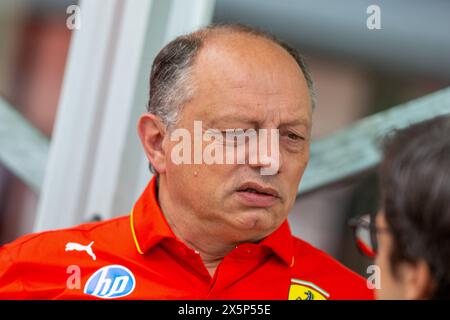 Scuderia Ferrari mit Sonderlackierung für Miami GP 2024 - 70. Jahrestag von Ferrari America Frederic Vasseur (FRA) - Ferrari F1 Team Princip Stockfoto