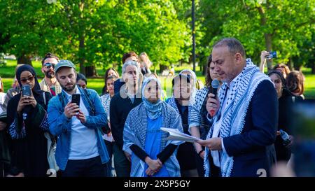 Dr. Husam Zomlot palästinensischer Botschafter im Vereinigten Königreich bei einer Mahnwache für Dr. Adnan al-Bursh, der in israelischer Gefangenschaft getötet wurde. Stockfoto