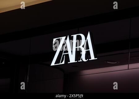Auf diesem Foto ist das Zara-Logo an einem Schaufenster in einer Hauptstraße in Warschau zu sehen, der Hauptstadt Polens, wie das Land voraussichtlich erleben wird Stockfoto