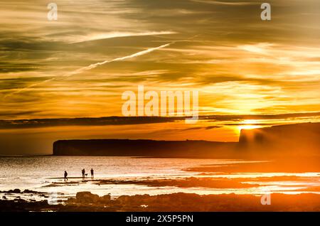 Birling Gap, Eastbourne, East Sussex, Großbritannien. Mai 2024. Beenden Sie einen weiteren glorreichen warmen Tag an der Südküste, wenn die Sonne hinter den Klippen der Seven Sisters untergeht und spektakuläre Farben am bewölkten Himmel erzeugt. Quelle: David Burr/Alamy Live News Stockfoto